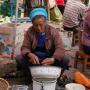 Naxi vrouw op de markt