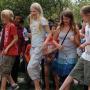 Een aantal van de kinderen dansen mee met de Chinezen