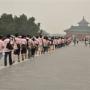 Als eendjes lopen de Chinezen in een rij