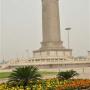 Een grote granieten obelisk, het Monument voor de Volkshelden