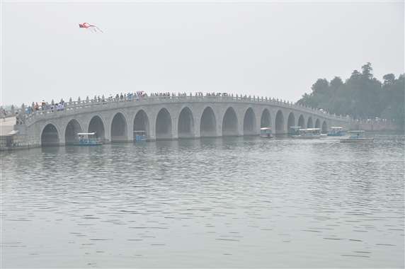 De 17 bogen brug in het Kunming meer