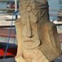 Houten beeld in het reservaat