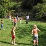 De kinderen gaan een potje voetballen op de camping