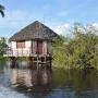 Allemaal eilandjes met paalwoningen
