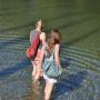 Saskia en Ciska gaan pootje baden in de rivier