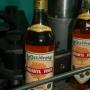 De flessen met drank in de destilleerderij