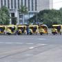 Tuk-tuks wachten aan de rand van het plein op klandizie