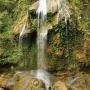 Zwemmen in een waterval in de buurt van het hotel