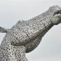 Van dichtbij zijn de Kelpies enorm