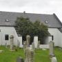 De Lunna Kirk, rechts van de kerk staat het Lunna House van waaruit de Shetland Bus operaties werden geleidt