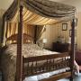 Het hemelbed met hoge instap in MonkBridge House