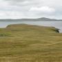 De landtong bij Neap, op de achtergrond het eiland Whalsay