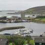 Uitzicht vanuit de tuin over Scalloway
