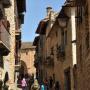 Eén van de twee straten in de oude stad van Aínsa, de Calle Santa Cruz