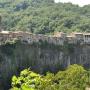 De basalt klif met daarop Castellfollit de la Roca