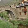 De 13e eeuwse brug in Esterri d'Àneu