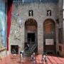 Het toneel van wat vroeger het theater van Figueres was. Dalí ligt begraven onder de grijze steen in de vloer