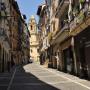 De Calle Navarrería met aan het einde de kathedraal Santa María de Real