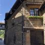Oud huis bij de oude stadsmuren van Pamplona
