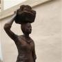 Beeld van een vrouw die stenen draagt op het Plaza Valle Lersundi