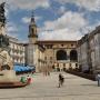 Het Plaza de la Virgen Blanca met een groot monument en aan het einde de Iglesia de San Miguel