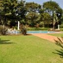 Het zwembad van de Acacia Farm Lodge