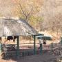 Ciska treft voorbereidingen om met de zipline over de Zambezi rivier te gaan