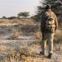 Onder leiding van Viktor met zijn geweer op zoek naar de kleine dieren in de wildernis