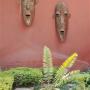 Maskers in de tuin van de Purple Fig Bistro