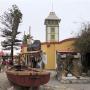 Winkelgebied in Swakopmund met daarchter de toren van het Woermannhaus