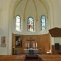 Het eenvoudige interieur van de Christuskirche