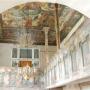 Mooi bechilderd plafond en galerij