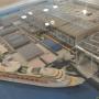 Maquette van de werf waarop de enorme productiehallen te zien zijn