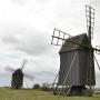 Drie van de vele houten molens die op Öland zijn te vinden