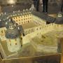 Een maquette in het kasteel laat zien hoe het er voor de brand van 1806 moet hebben uitgezien